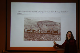 Katja Tsafrir, Delegierte des KKL-Jerusalem, bei ihrem Bildervortrag in der Johanneskirche