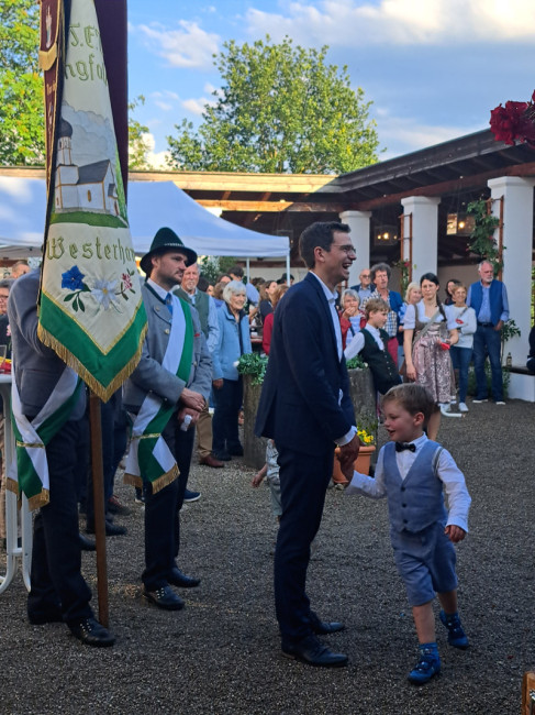 Samuel Fischer mit Joshua vor Fahnenabordnung
