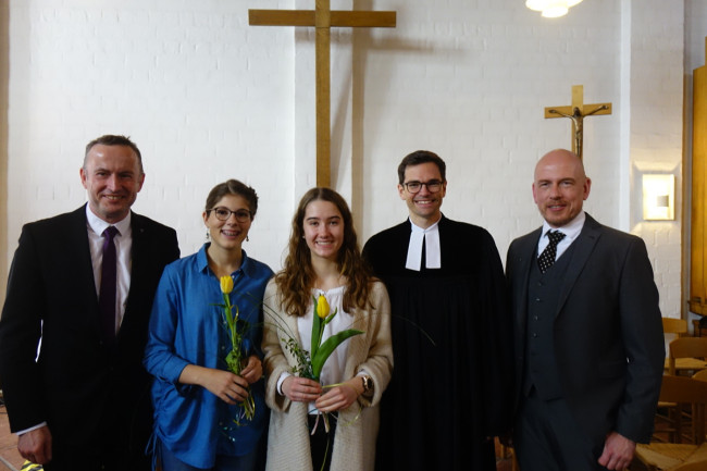 Rundfunkgottesdienst in der evang. Emmauskirche in Feldkirchen-Westerham (v.li.) Regionalbischof Christian Kopp, Lektorinnen Ramona Kraus und Alexandra Jung, Pfarrer Samuel Fischer, Rundfunkpfarrer Dr. Florian Ihsen