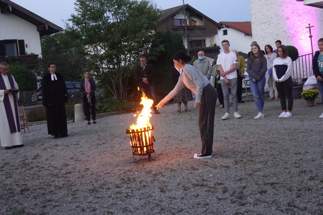 Konfirmation 2020 - Verbrennen der Beichtbriefe