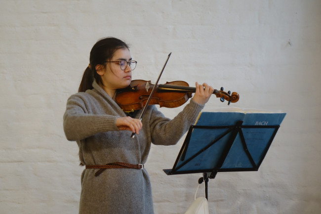 Über den Verein "YEHUDI MENUHIN - Live music now" (München) bereichern talentierte Nachwuchsmusiker (im Bild: Elisabeth Heuberger, Violine) unsere Gottesdienste