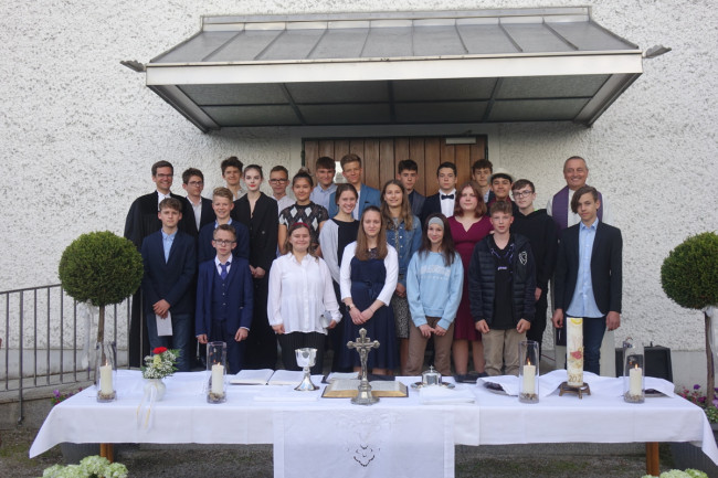 Alle Konfirmandinnen und Konfirmanden 2022 aus Bruckmühl und Feldkirchen-Westerham vor der Johanneskirche mit Pfarrer Andreas Strauß (rechts) und Pfarrer Samuel Fischer (links).