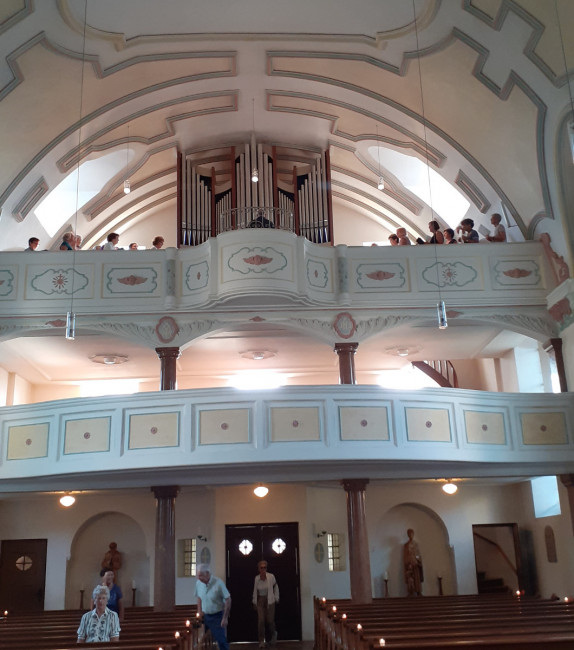 Beide Chöre auf der zweiten Empore der kath. Herz-Jesu-Kirche Bruckmühl