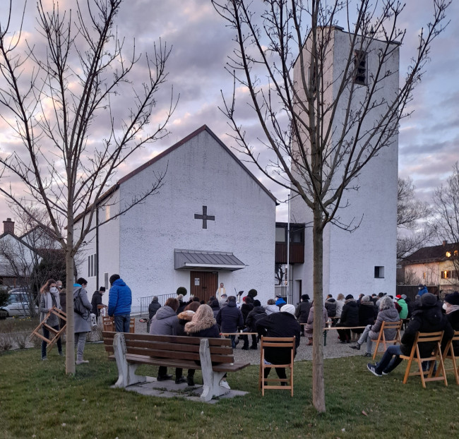 Osterjubel vor der Johanneskirche (4.4.2021)