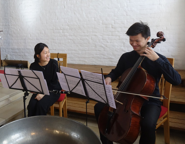 Zwei Musiker aus Taiwan beim Sonntagsgottesdienst in der Johanneskirche: Hsiang-Ching Liao (Klarinette, li.) und Tung-Lin Hsieh (Violoncello, re.)