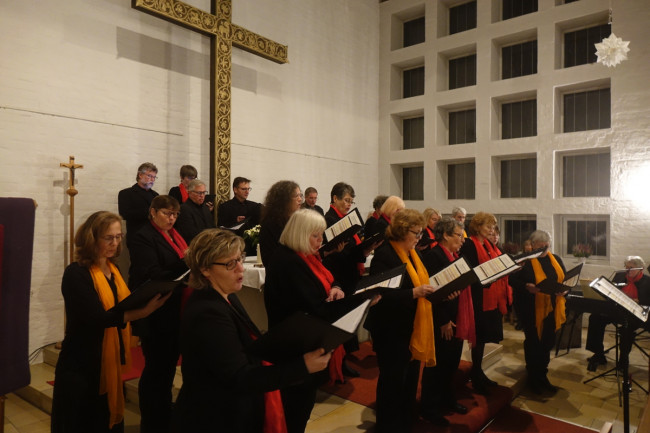 Der Evangelische Kirchenchor beim Adventskonzert 2022  in der Johanneskirche in Bruckmühl