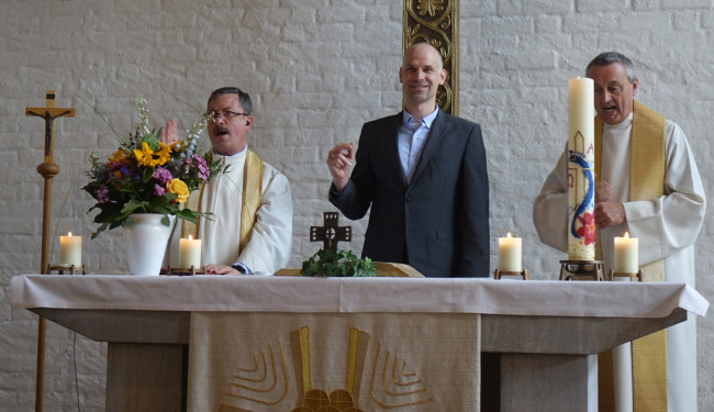 Ökumenischer Festgottesdienst an Christi Himmelfahrt 2023 in der Evang. Johanneskirche Bruckmühl (v.re.) Pfr. Andreas Strauß, Martin Lüling, Pfr. Augustin Butacu