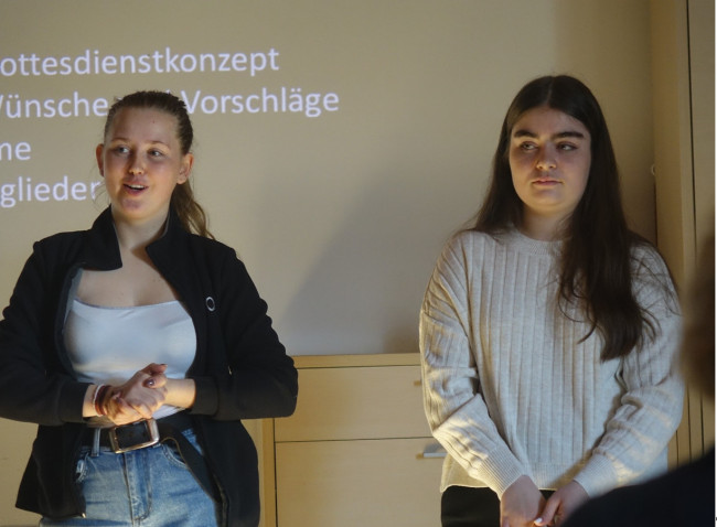 Gemeindeversammlung evang.-luth. Johanneskirche Bruckmühl 2024 Die „Teamerinnen“ (von li.) Sofie und Johanna bei der Vorstellung ihres Arbeitsbereiches