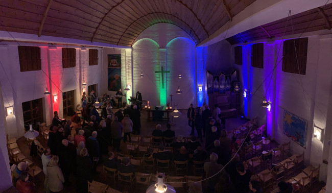 Emmauskirche in Regenbogenfarben beim Valentinstagsgottesdienst