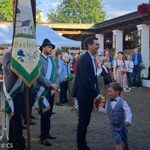 Samuel Fischer mit Joshua vor Fahnenabordnung