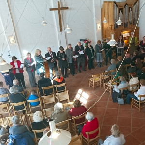 der Kirchenchor singt ein Segenslied