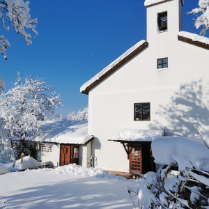 die Emmauskirche zu ihrem 40. Geburtstag in weißem Gewand 