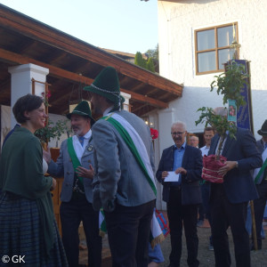 Fahnenabordnung des GTEV “d’ Mangfalltaler” Westerham im Gespräch mit Bettina Fischer