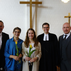 Rundfunkgottesdienst in der evang. Emmauskirche in Feldkirchen-Westerham (v.li.) Regionalbischof Christian Kopp, Lektorinnen Ramona Kraus und Alexandra Jung, Pfarrer Samuel Fischer, Rundfunkpfarrer Dr. Florian Ihsen