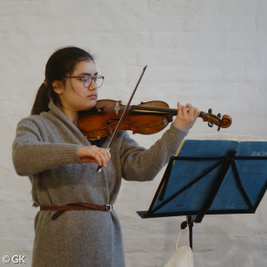 Über den Verein "YEHUDI MENUHIN - Live music now" (München) bereichern talentierte Nachwuchsmusiker (im Bild: Elisabeth Heuberger, Violine) unsere Gottesdienste