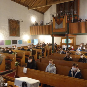 Die Konfirmandinnen und Konfirmanden mit ihren Familien beim Vorabendgottesdienst in der Johanneskirche 