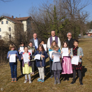 Die Bruckmühler Gruppe der Konfi-Kids mit (v. li.) Conny Kaufmann, Pfr. Andreas Strauß  und Armin Wittig nach dem Gottesdienst vor der Johanneskirche in Bruckmühl