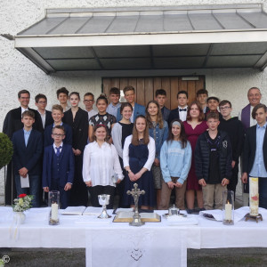 Alle Konfirmandinnen und Konfirmanden 2022 aus Bruckmühl und Feldkirchen-Westerham vor der Johanneskirche mit Pfarrer Andreas Strauß (rechts) und Pfarrer Samuel Fischer (links).