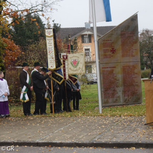 Pfarrer Andreas Strauß, Pfarradministrator Augustin Butacu mit Ministranten, Fahnenabordnungen der örtlichen Vereine, am Pult die 3. Bürgermeisterin der Marktgemeinde Bruckmühl, Anna Wallner