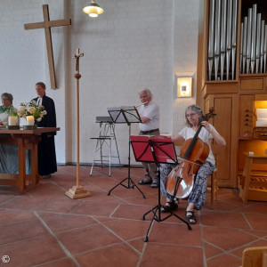 Vergiss-mein-nicht-Gottesdienst 2023 in der Emmauskirche Feldkirchen-Westerham (v.li.) Pastoralreferentin Monika Langer, Pfarrerin Susanne Franke, Herr und Frau Wynants (Querflöte und Violoncello) Organist Karl-Heinz Vater